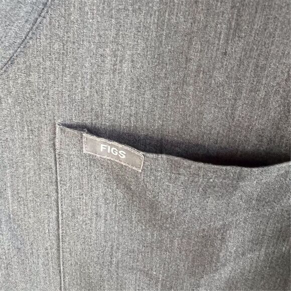 FIGS Women's Catarina Technical V-Neck Scrub Top Gray Size Medium Short Sleeve - Picture 4 of 5